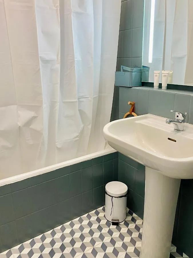 Appartement Grand 2 Piēces 750 m Palais des festivals avec Pkg à Cannes